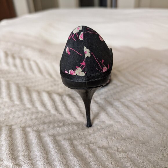 Black pumps with pink flower design; size 7 - Picture 3 of 3